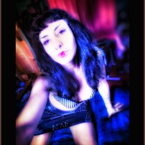 Meet your Posher, Mona